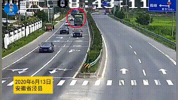  相邻|大货车强行变道撞上相邻小车，向前推移30多米才停！