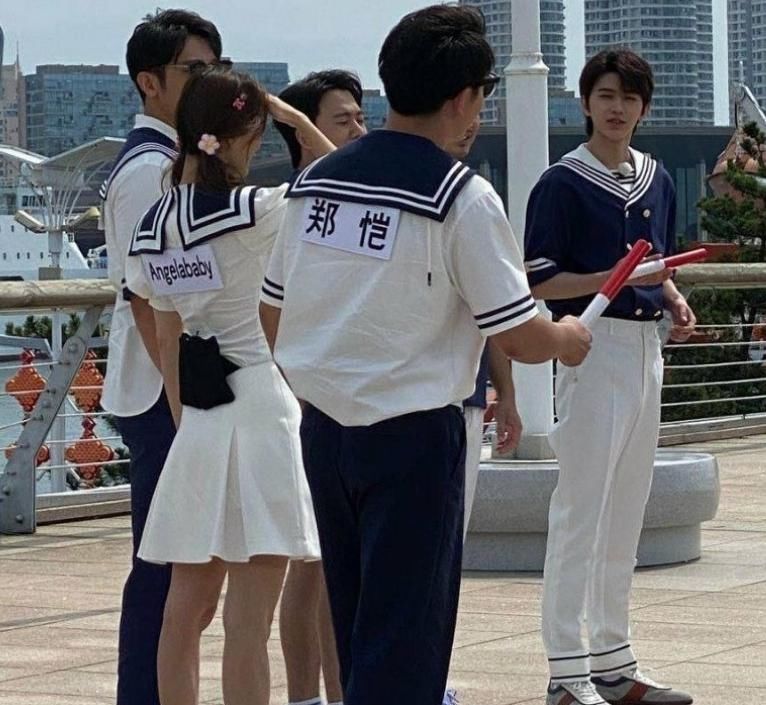  服装|跑男家族换上“水手服”，蔡徐坤沙溢服装统一，只有郭麒麟不同