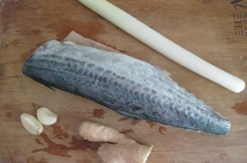  四溢|冬天，此鱼正是肥美之际，刺少肉还多，简单一炖，香气四溢贼下饭