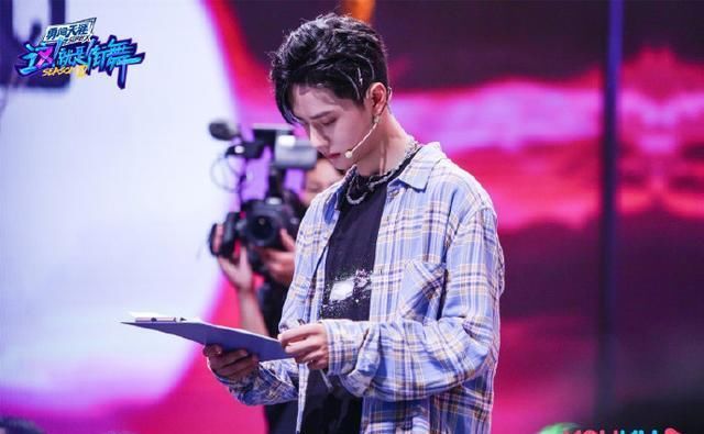  粉丝|布布看王一博队长大秀，全程专注看完还鼓掌，粉丝：舞到偶像面前