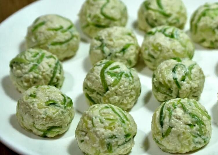 胡萝卜|菜丸子这么做,不腥不散还入味,2口1个,做一盘一点都不剩