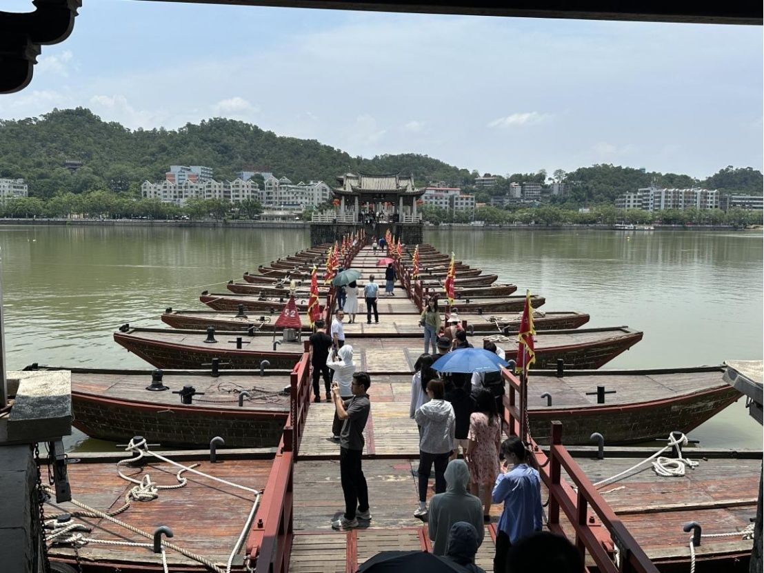 来到潮州，怎能不逛广济桥“桥市”？| 高质量发展调研行・广东站