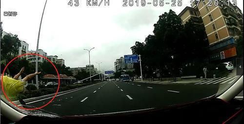  死者家属|开车分神！加速过斑马线撞飞行人，多赔18万元求死者家属谅解