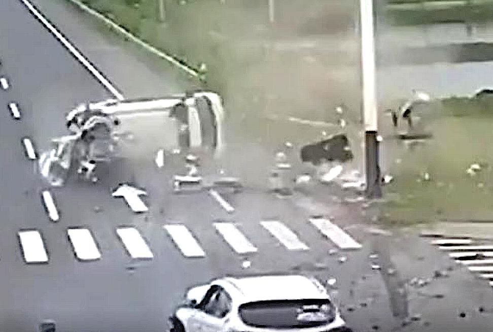 撞翻|救护车闯红灯被撞翻,交警判罚获网友点赞,救护车负全责