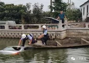  孔鸣|惊险！他抄铁锤猛砸车窗，徒手掰玻璃！1分钟后，车完全没入河中…