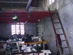  不顾|店铺凌晨突发大火，店主不顾阻拦冲进火海！接下来一幕......万幸！