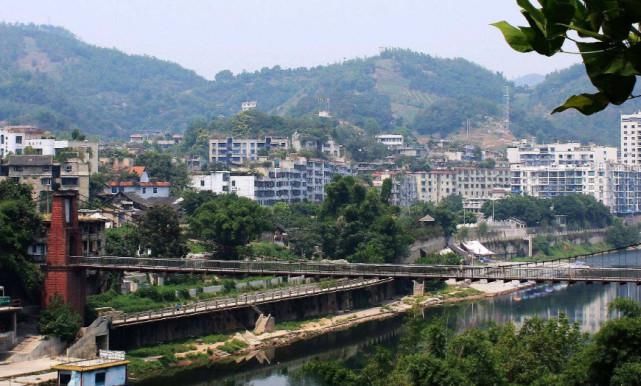 不少网友|“刺青女”狂扇女中学生3分钟，叫嚣＂打不完不许走＂，报应来了！