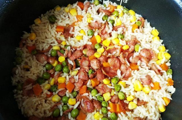 食材|最适合懒人做的什锦焖饭,想吃啥就焖啥,做出来味道直逼煲仔饭