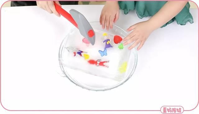 人人|人人家里都有的冰块,很适合做早教游戏,宝宝越玩越聪明