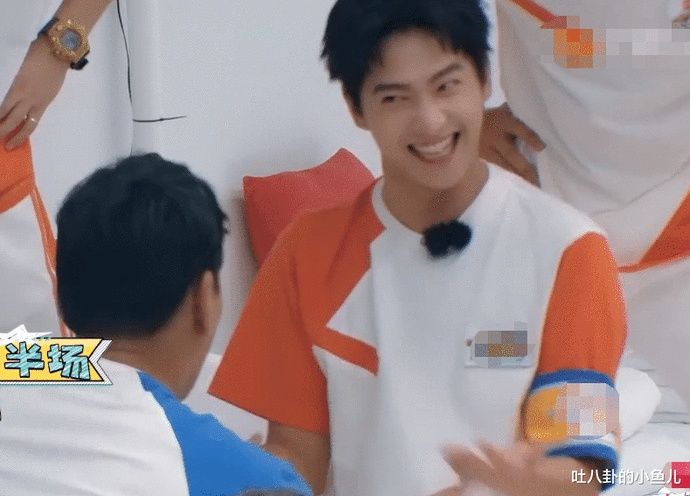  档综艺节目|《元气满满的哥哥》对战，王耀庆拍红杨洋手背，画面可怜又好笑