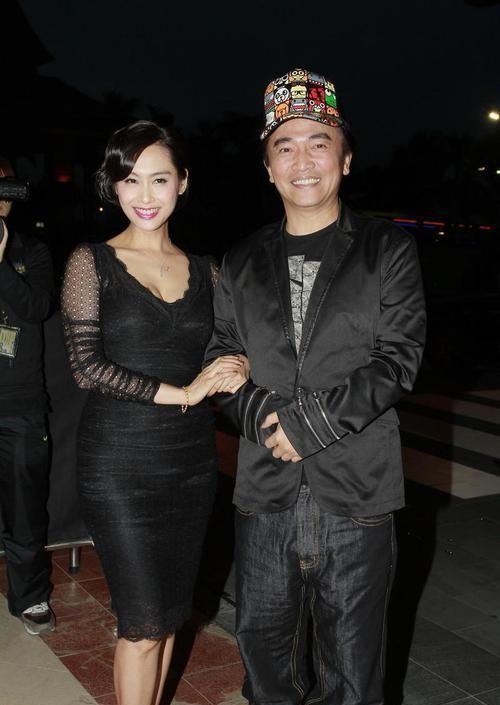  条连衣裙|朱茵身材真丰满，身穿黑色蕾丝包臀裙性感优雅，48岁依旧风情万种