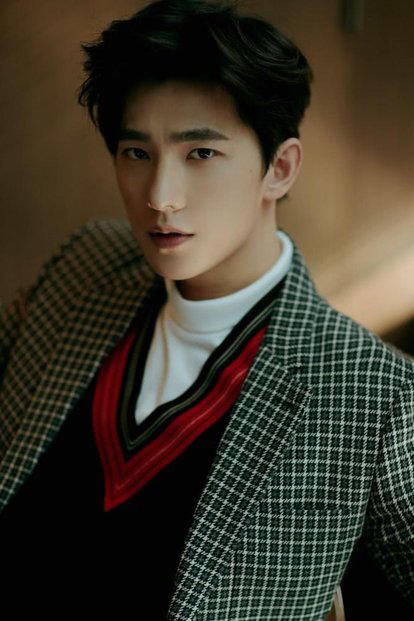  节目中|杨洋寸头亮相综艺，脱妆后却意外展露真实颜值，脸上的瑕疵却是敬业的标志！