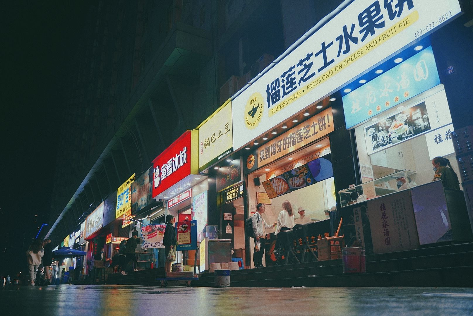 商场里|美食打卡攻略!每一个美食聚集地,都种满了成都人