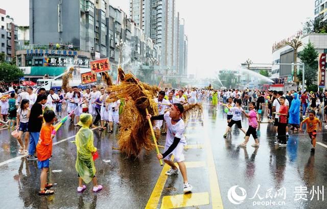 戏水|贵州德江：土家儿女与龙戏水共享夏日清凉