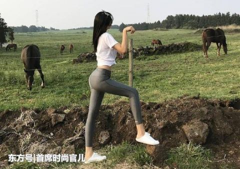  身材|美女街拍靓丽年轻的小姐姐，穿牛仔裤，展现出曲线身材