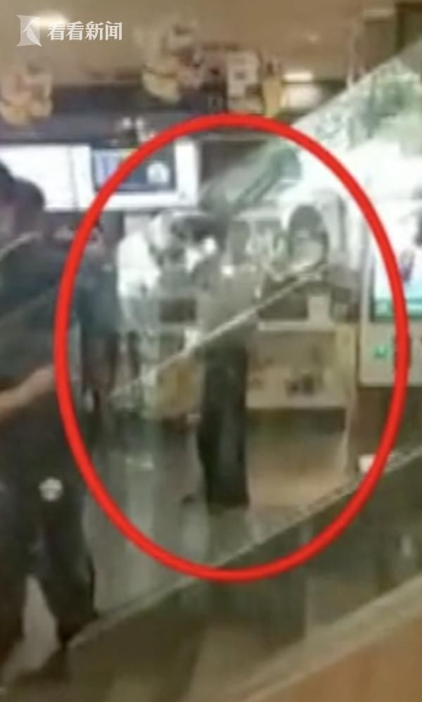  麦当劳|就为阻止妻子买早餐？老人持刀闯进了麦当劳...