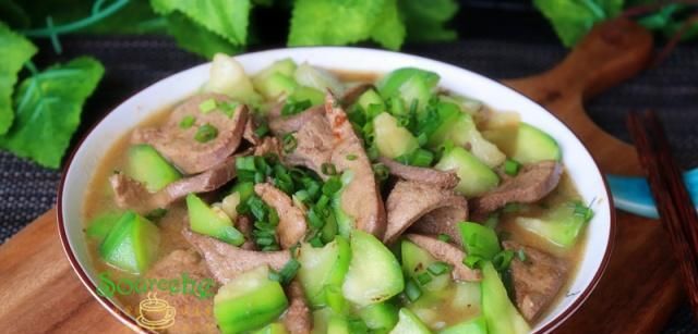  抢光|夏天就馋这瓜, 我家三天两头就吃它, 每次炒一盘, 端上桌就抢光!