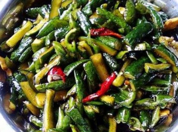  黄瓜|黄瓜腌不好容易坏？厨娘教你1招，腌出来的黄瓜翠绿又好吃！