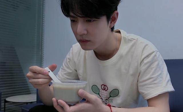 豌豆黄|肖战尝试北京小吃,被豌豆黄惊出表情包,求生欲强都吃光