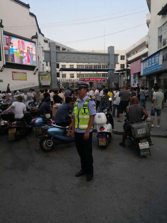 严查|【创文进行时】婺源公安交警严查各类违法行为