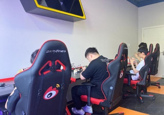  训练室|微博再次压榨TS战队? 训练环境仅20平米引来粉丝不满