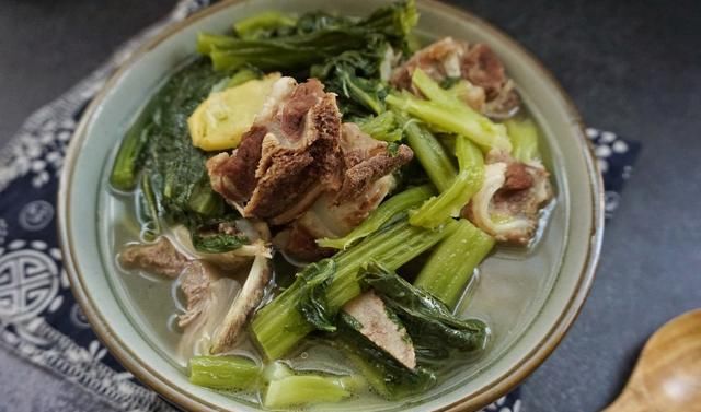  好吃|春菜和它这样炖，鲜咸香嫩，老公夸口好吃，吃到最后连汤汁都不剩