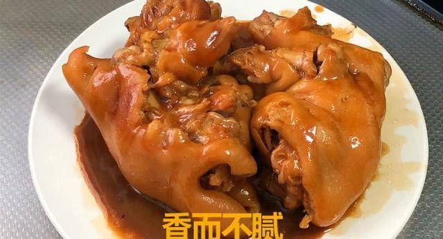  下锅|炖猪脚，别直接下锅焯水，少了“这1步”，猪脚又硬又臭不好吃