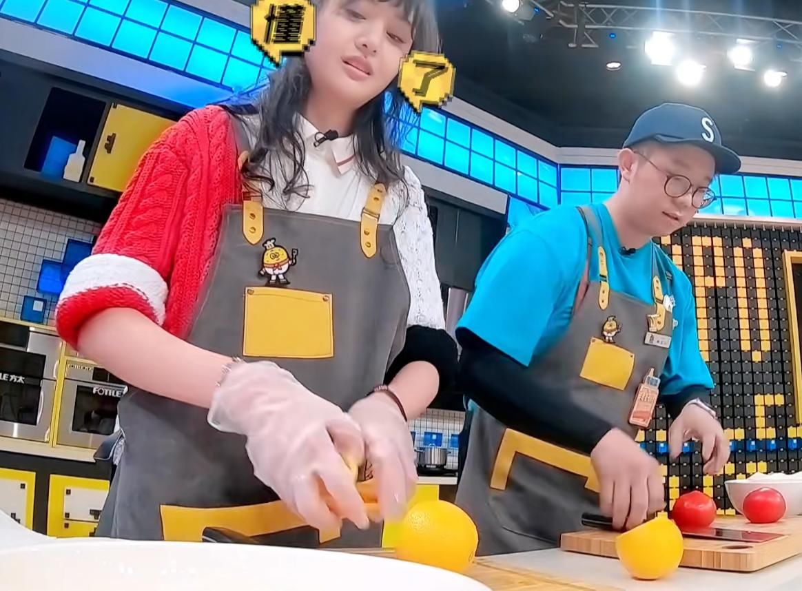  别人|郑爽多瘦，别人穿上刚好的围裙，她穿上却往下掉，真不影响做菜？