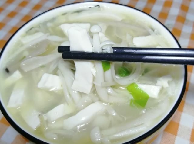 窍门|适合夏天喝的汤,豆腐三菌汤,三个窍门,鲜香嫩滑,好吃开胃下饭