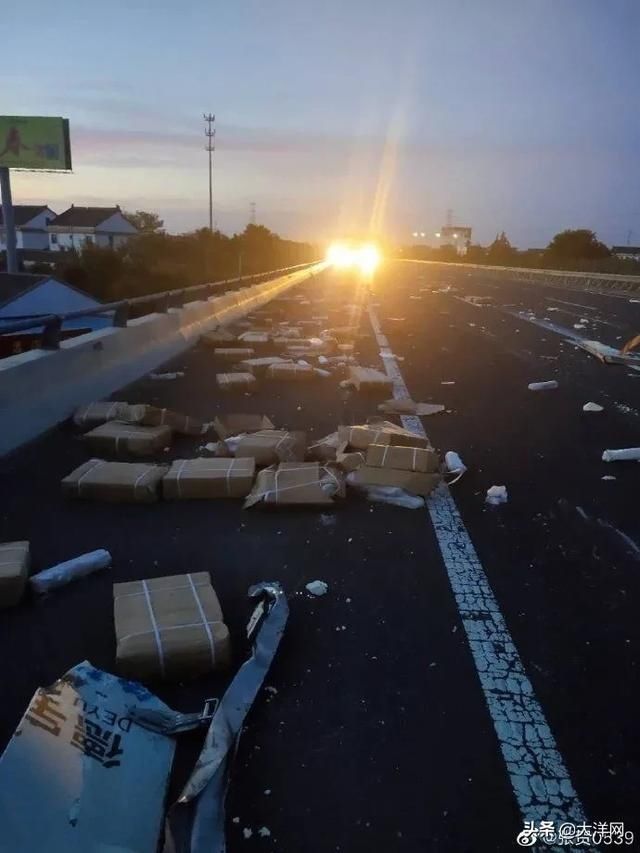  拉走|货车高速遇事故，7吨猪肉遭哄抢，连车门都被拉走！后续来了