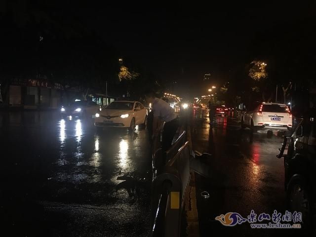  市场|雨夜长江市场外发生一起交通事故 肇事车主逃离