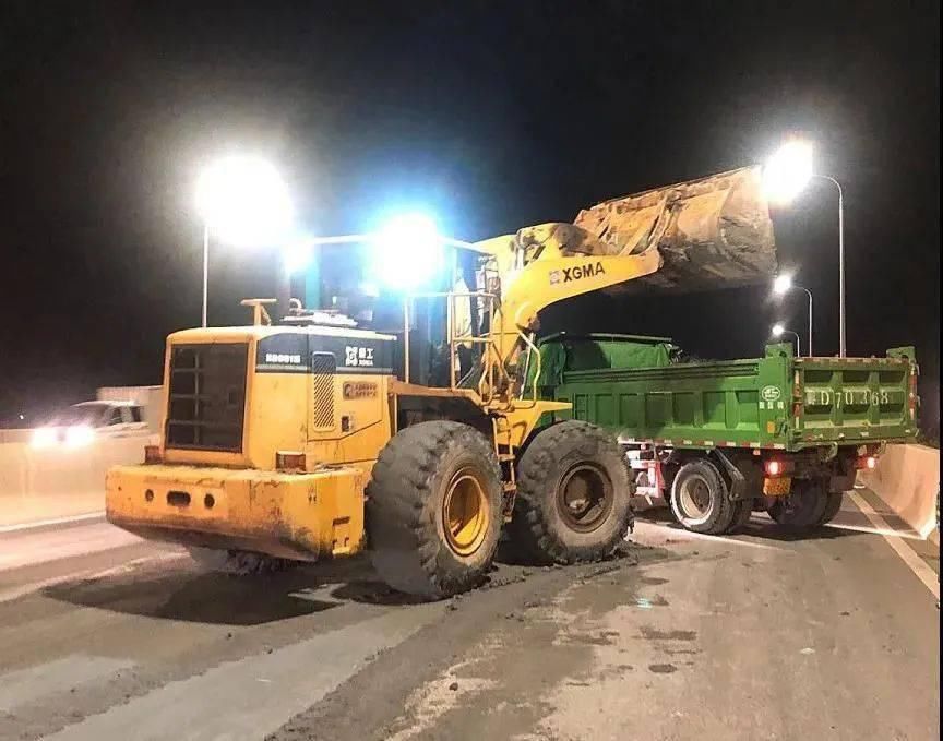  交通事故|猛看丨金凤高架桥泥头车洒漏淤泥引发交通事故