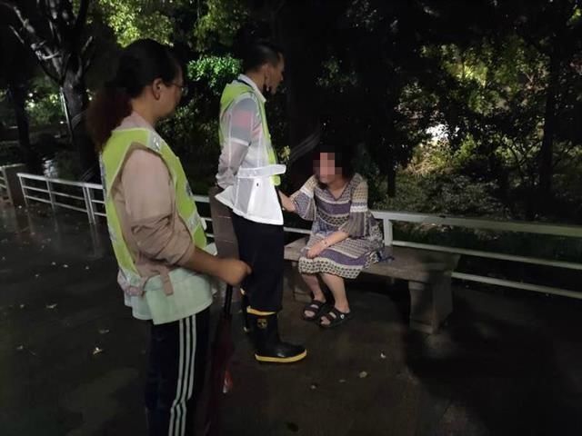  家属|女子凌晨欲跳江轻生，幸亏遇到了防汛巡查队员们