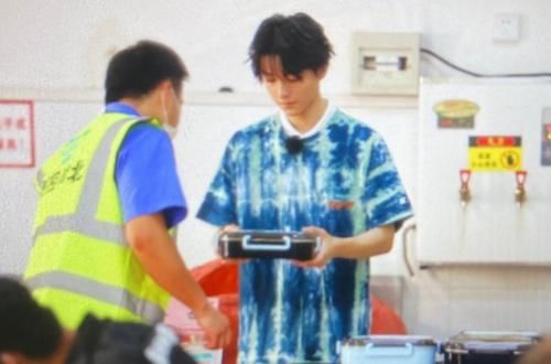  王俊凯|中餐厅4杀青照流出，看到王俊凯跟谁站在一起后，这感情我羡慕了