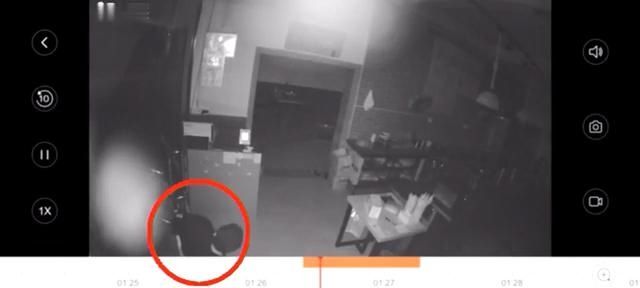 用U型锁|男子“缩骨功”钻店盗窃，竟是U型锁留下隐患