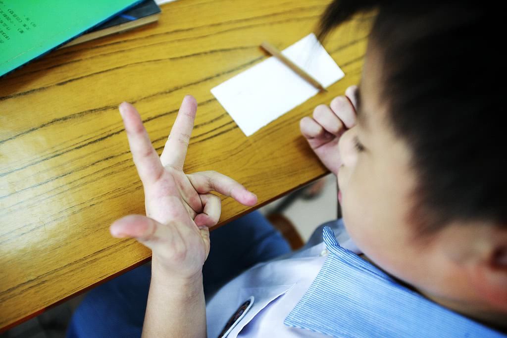 父母|吴一钶:为骗父母钱写假借条,五六岁的小孩不听话怎么办 要怎么管教?