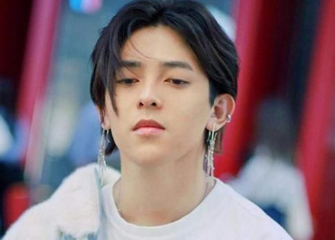  嘉宾|李一桐曾参加过相亲节目？看清和她牵手的男嘉宾，娱乐圈可真小