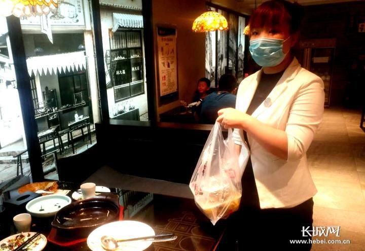 浪费|两年送出12万只餐盒，拒绝餐饮浪费从“小事”做起