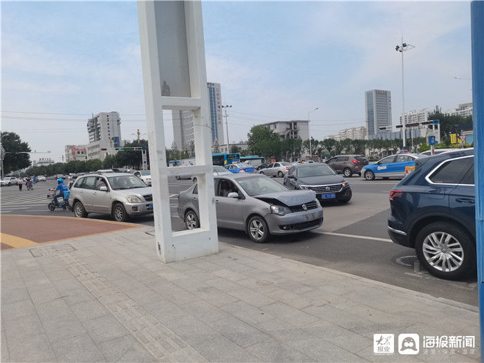  西城|又撞了!东营区西城一路口三车连环追尾