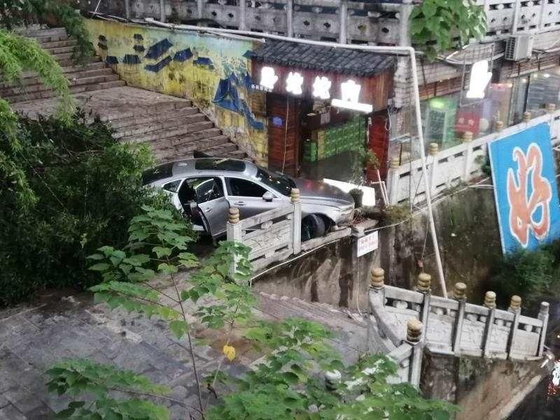  桥头|堪比大片！黔南一轿车多次超速逆行，撞破护栏冲下桥头