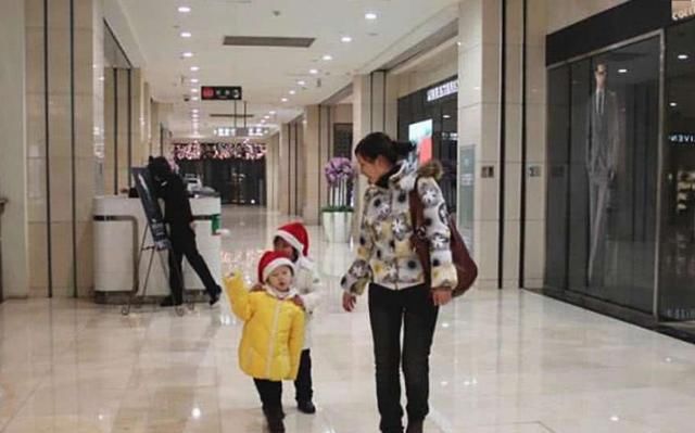 套路|人贩子又有“新套路”,家长带娃时遇见这3种人,能避开就避开