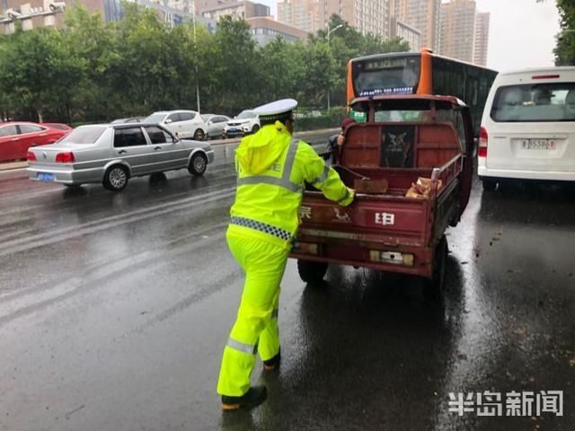  完毕|青岛山东头路附近出现山体滑坡 目前积石已基本清理完毕