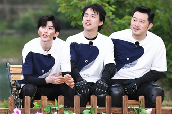  墙角|易烊千玺上跑男，唯一一个镜头竟是蹲墙角？网友却忍不住笑出声