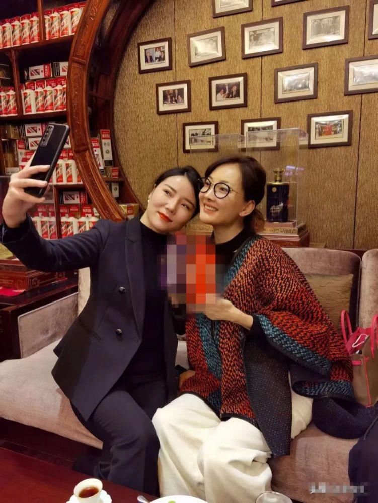 牛莉|牛莉跟素人合影气质好,穿着打扮像个贵妇,47岁一样漂亮!