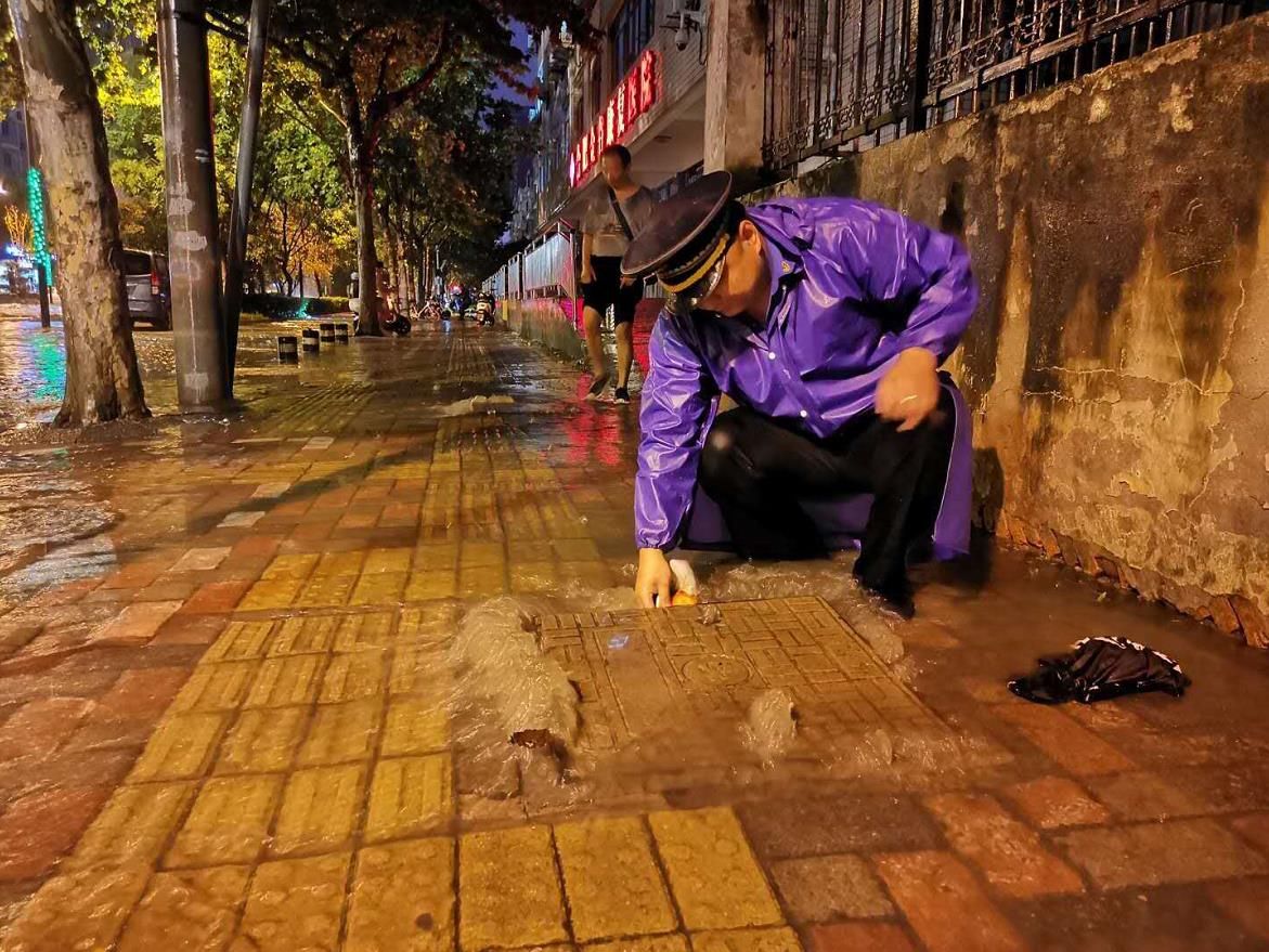  街道城管部|夜光下，这抹天空蓝的背影很美