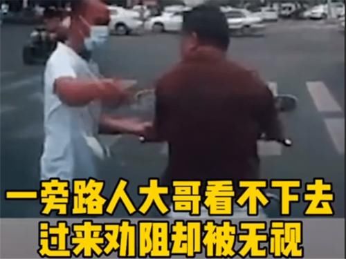 离反|摩托车拒绝礼让救护车，路人劝离反被骂，最终结局大快人心！