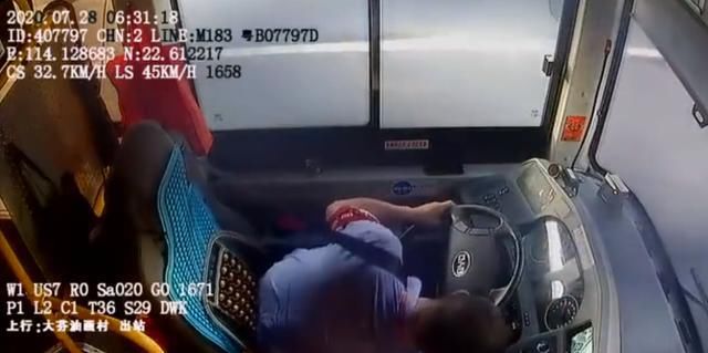 司机|公交司机低头捡物碾死路人，险带全车冲下桥，交警：行人违规上桥