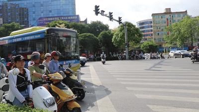 电驴|闯红灯、逆行、不按车道行驶…这些骑电驴的被交警曝光,有你吗?