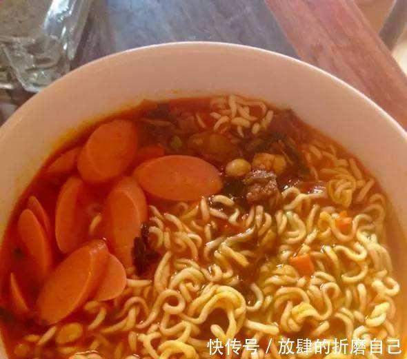 火腿肠|拼多多两毛一根火腿肠,与超市火腿肠对比后,网友拼多多良心了!