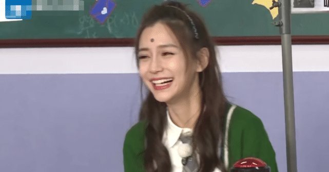 baby|baby关晓彤同时扮学生,两人坐姿看出差距结过婚就是不一样